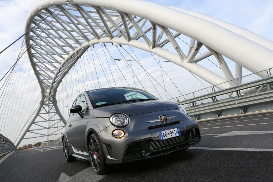  Abarth 695 Biposto 2014 года  (фото 23 из 32)